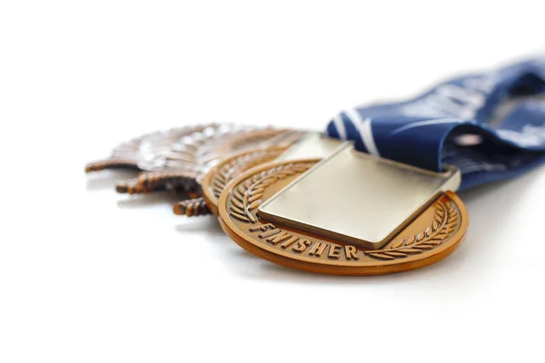 Médaille d'or sur fond blanc, concept pour gagner ou réussir — Photo