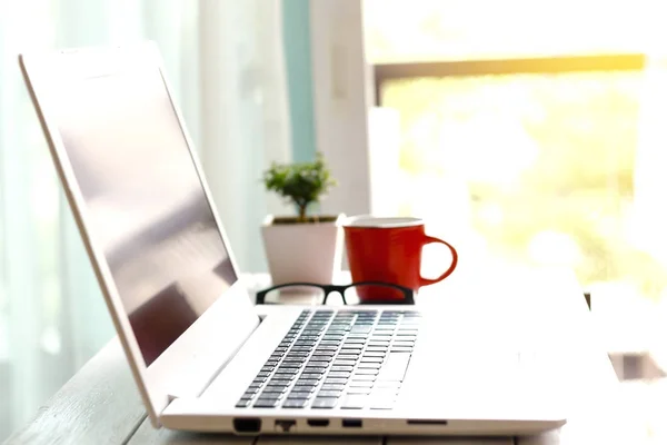 Arbeitsplatz mit modernem Laptop bei Sonnenaufgang — Stockfoto