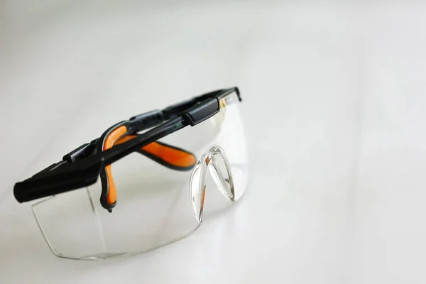 Ochranné brýle na dřevěné prkno — Stock fotografie