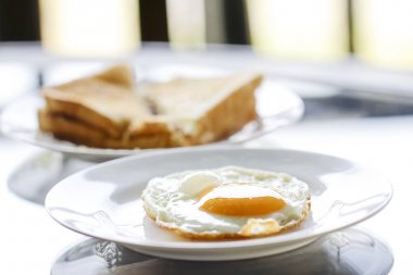 Kızarmış yumurta tost ve kahve, geleneksel kahvaltı ile