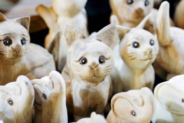 Karanlık dükkanda görüntülenen Ahşap oyma kedi.