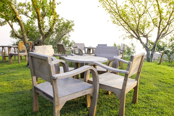 Conjunto de mesa de móveis e cadeiras de madeira com vista para o moun — Fotografia de Stock