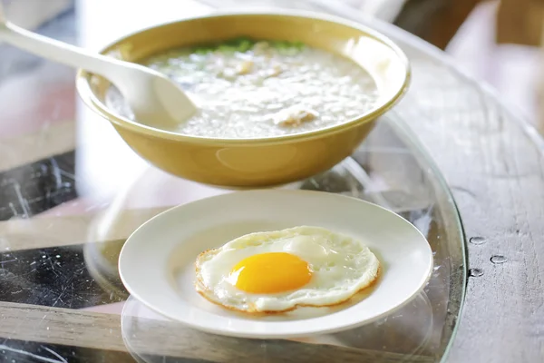 Жареные яйца с тостами и кофе, традиционный завтрак — стоковое фото