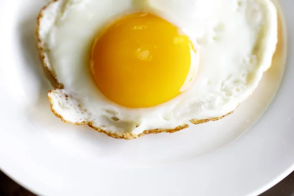 Stekta ägg med rostat bröd och kaffe, traditionell frukost — Stockfoto