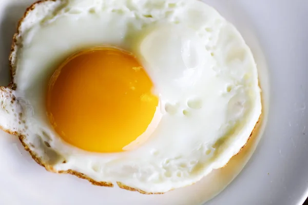 Stekta ägg med rostat bröd och kaffe, traditionell frukost — Stockfoto