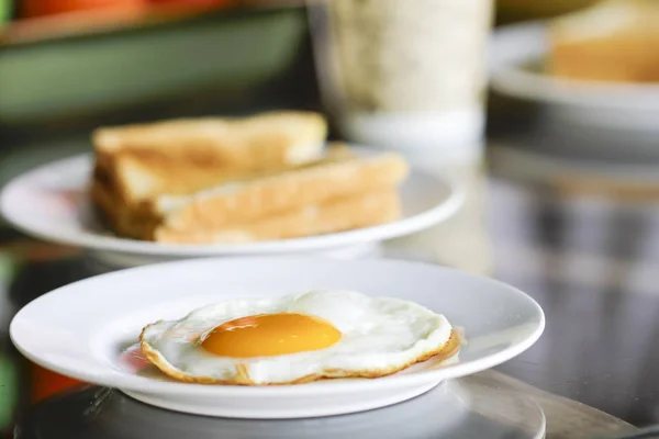 Gebakken eieren met toast en koffie, traditioneel ontbijt — Stockfoto