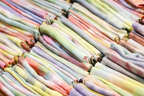 Tejidos de algodón multicolor se extienden sobre la mesa . —  Fotos de Stock