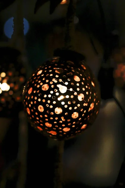 Vintage lampada ad olio appesa all'esterno in un periodo invernale — Foto Stock