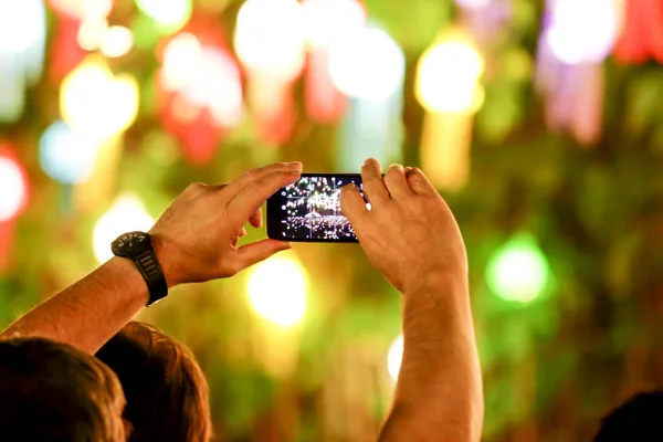People holding smart phones and photographing Taking photo on fr — Stock Photo, Image