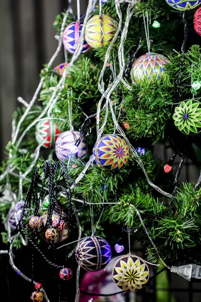 Boże Narodzenie piłka na gałęziach jodły. — Zdjęcie stockowe