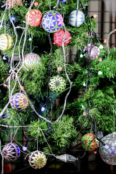 Boule de Noël sur les branches sapin. — Photo