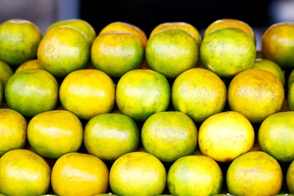 Čerstvé mandarinky na pozadí displeje — Stock fotografie