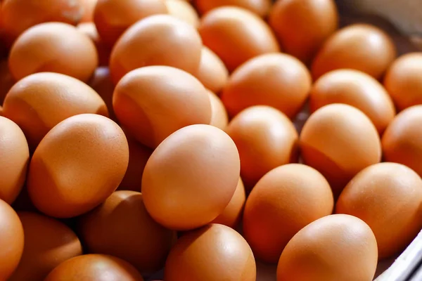 Uova di pollo marrone primo piano su uno sfondo vintage Immagine Stock