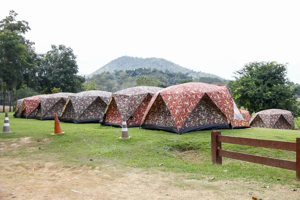 La tente est située dans la jungle avec une rivière . — Photo