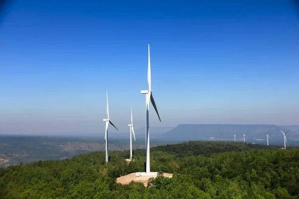 Vindkraftverket för alternativ energi på bakgrunden sky — Stockfoto