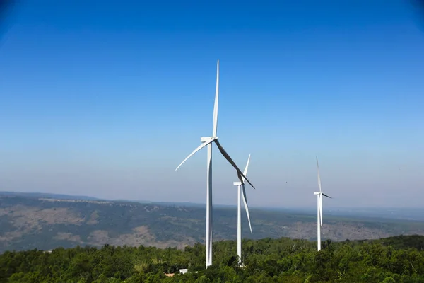 背景の空に代替エネルギーの風力タービン — ストック写真