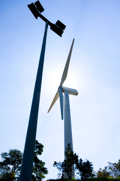 夕日を背景にクローズ アップ風力タービン発電機 — ストック写真