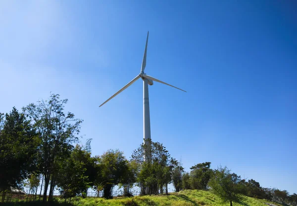 Windkraftanlage für alternative Energien am Himmel — Stockfoto