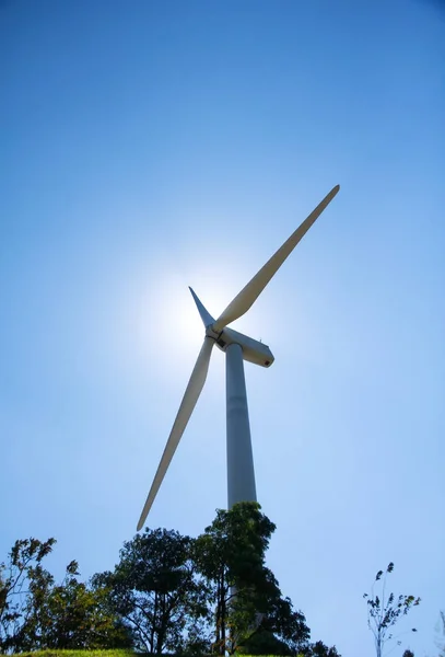 夕日を背景にクローズ アップ風力タービン発電機 — ストック写真