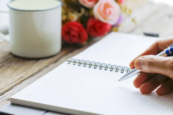 Escritura a mano masculina en cuaderno con pluma —  Fotos de Stock