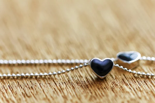 Colgante medallón con forma de corazón de diamante negro con collar — Foto de Stock