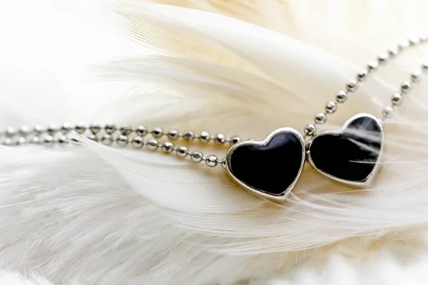 Corazón forma de diamante negro collar en feathe — Foto de Stock