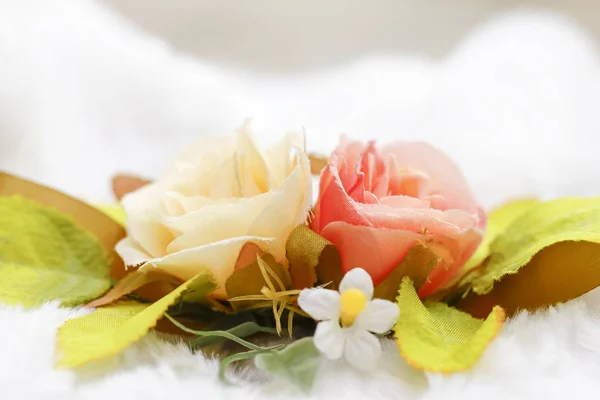 Rose e aster flores cacho no fundo aveludado — Fotografia de Stock
