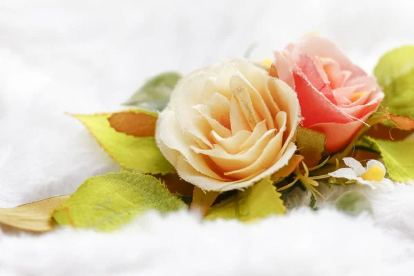 Τριαντάφυλλο και aster μπουκέτο λουλούδια σε βελούδινο φόντο — Φωτογραφία Αρχείου