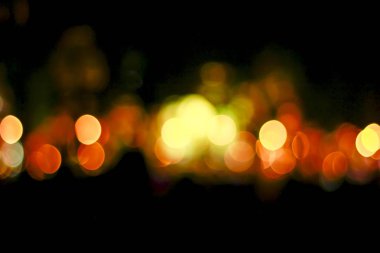 Kırmızı parıltılı klasik ışıklar arka planda. Odaklanamadı