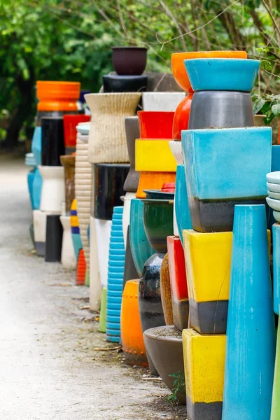 Muchos frascos de cerámica en diferentes colores hechas a mano piezas —  Fotos de Stock