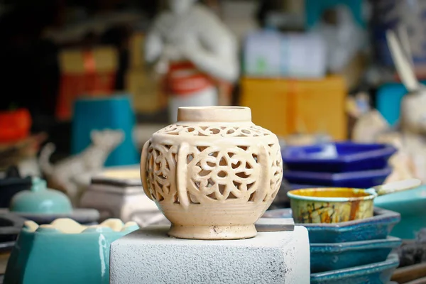 Ročník. Jedinečné ručně vyráběné keramické vázy. Hliněné nádobí naskládané v y — Stock fotografie