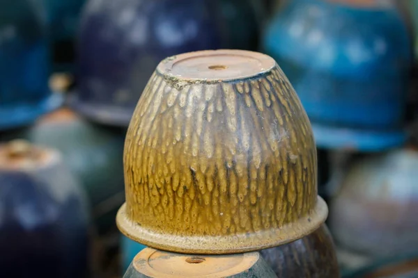 Vintage. Jarrones de cerámica hechos a mano únicos. Ollas de arcilla apiladas en una y —  Fotos de Stock