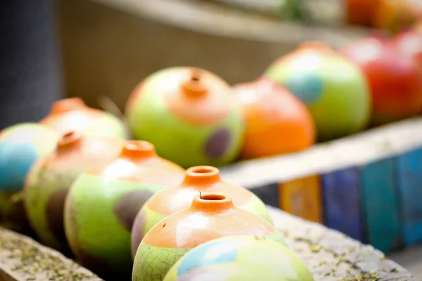 许多陶瓷罐子在不同的颜色手做零件 — 图库照片