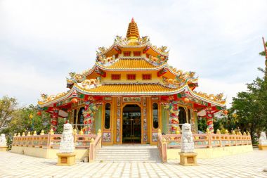 Mavi gökyüzünün altında Çin tapınak Tayland. Tapınak Binası