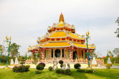 Mavi gökyüzünün altında Çin tapınak Tayland. Tapınak Binası