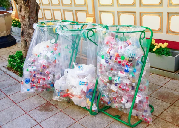 BANKOK, Thaïlande - 31 décembre 2017 : Bouteilles élémentaires en plastique — Photo