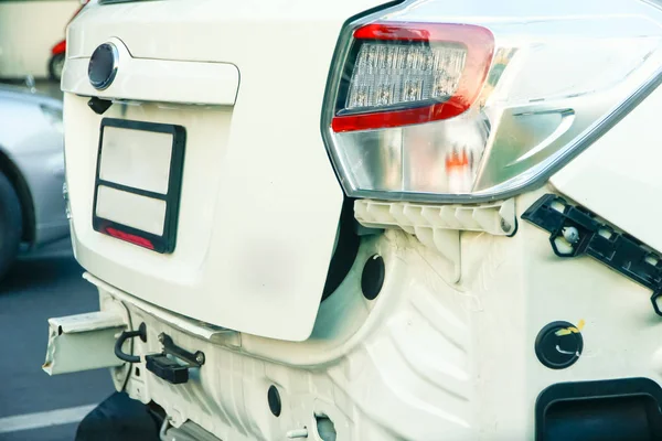 Parachoques trasero roto de coche blanco de accidente — Foto de Stock