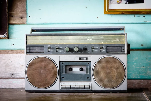 Vintage gammaldags radio över träbord. dekorativa främre fönstret — Stockfoto