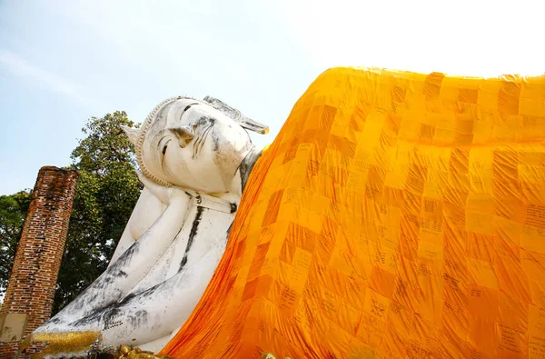 Wat Khun Inthapramun is een oude tempel in Angthong, Thailand tha — Stockfoto