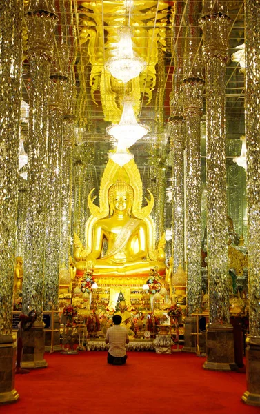 Der Thailändische Buddhist Verehrt Die Statue Des Buddha Spirit House — Stockfoto