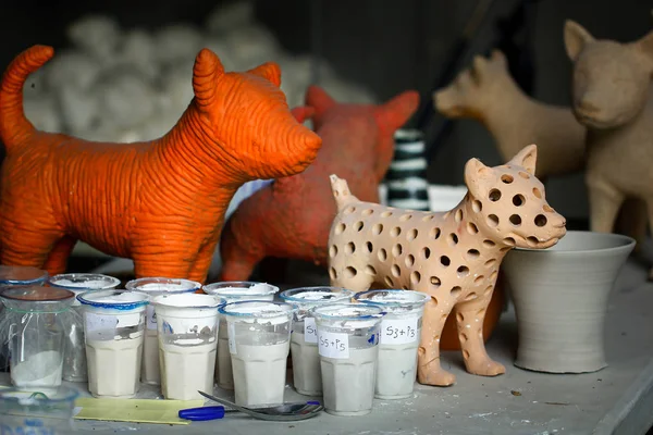 用粘土制成的粘土狗模型。狗模型黏土 — 图库照片