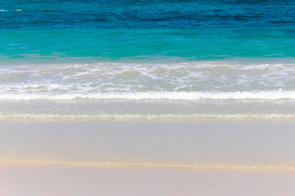 Morbida bella onda oceanica sulla spiaggia sabbiosa. Contesto. — Foto Stock
