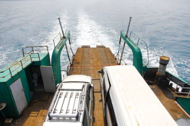 Bir araba adası iskelede tropikal Okyanusu arasında taşıyan feribot