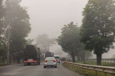 Bulanık zor sisli yol araba hafif, seyahat wint detayını ile