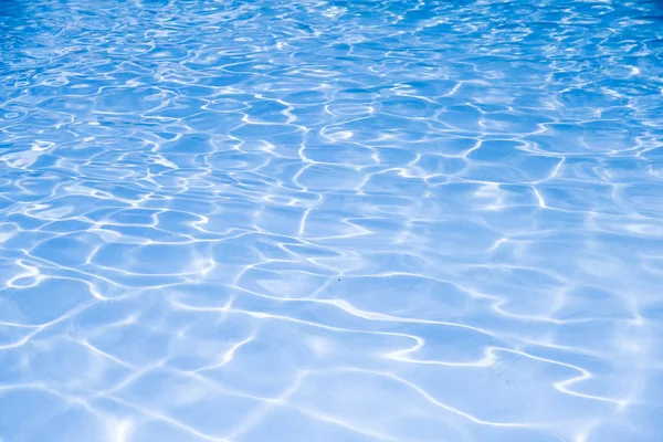 Ripple superficie de agua y reflejo del sol en la piscina —  Fotos de Stock