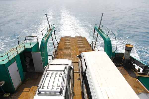 Ferry que lleva un coche a través de la isla en el océano tropical en el muelle — Foto de Stock