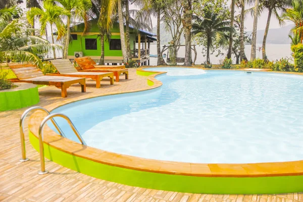 Klares blaues Schwimmbad mit Treppe im Resort im tropischen Garten — Stockfoto