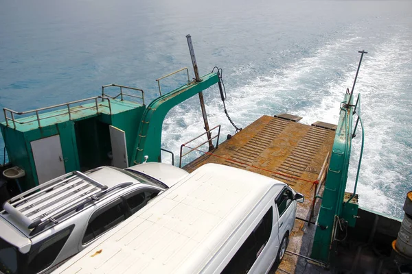Ferry transportando um carro através da ilha no oceano tropical no cais — Fotografia de Stock