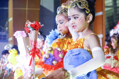 Pattaya, Tayland - 25 Şubat 2018: mutlu kız portresi 