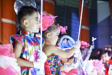 Pattaya, Tayland - 25 Şubat 2018: mutlu kız portresi 